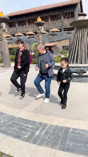 网红大爷火车上跳舞,成为网友热议焦点
